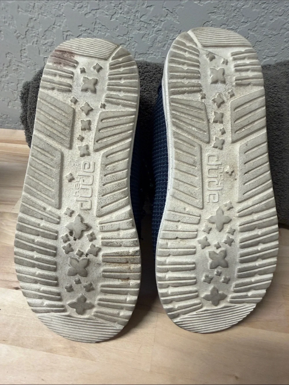 Hey Dude’s youth size 3. No insoles